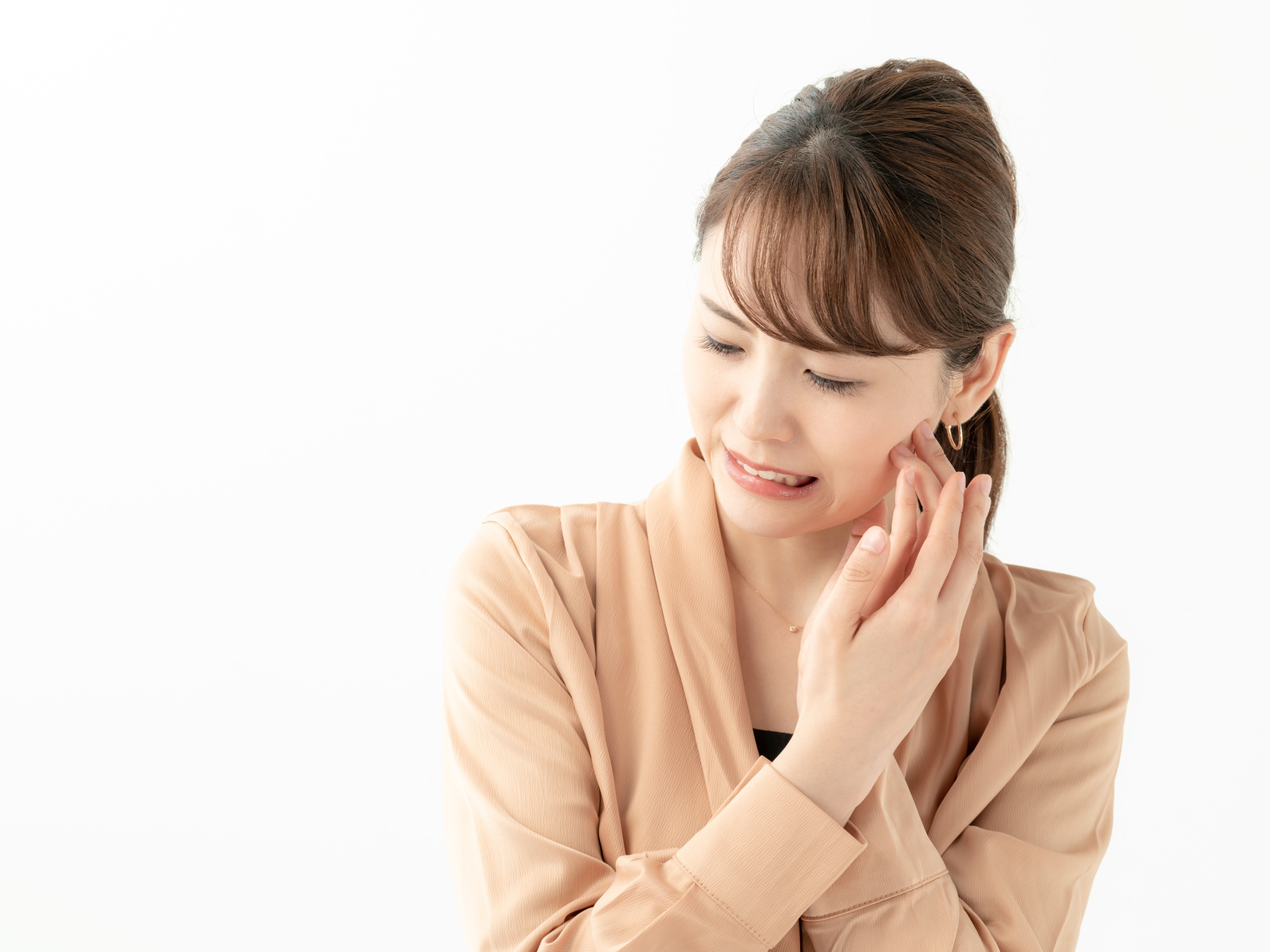 顎を抑える女性
