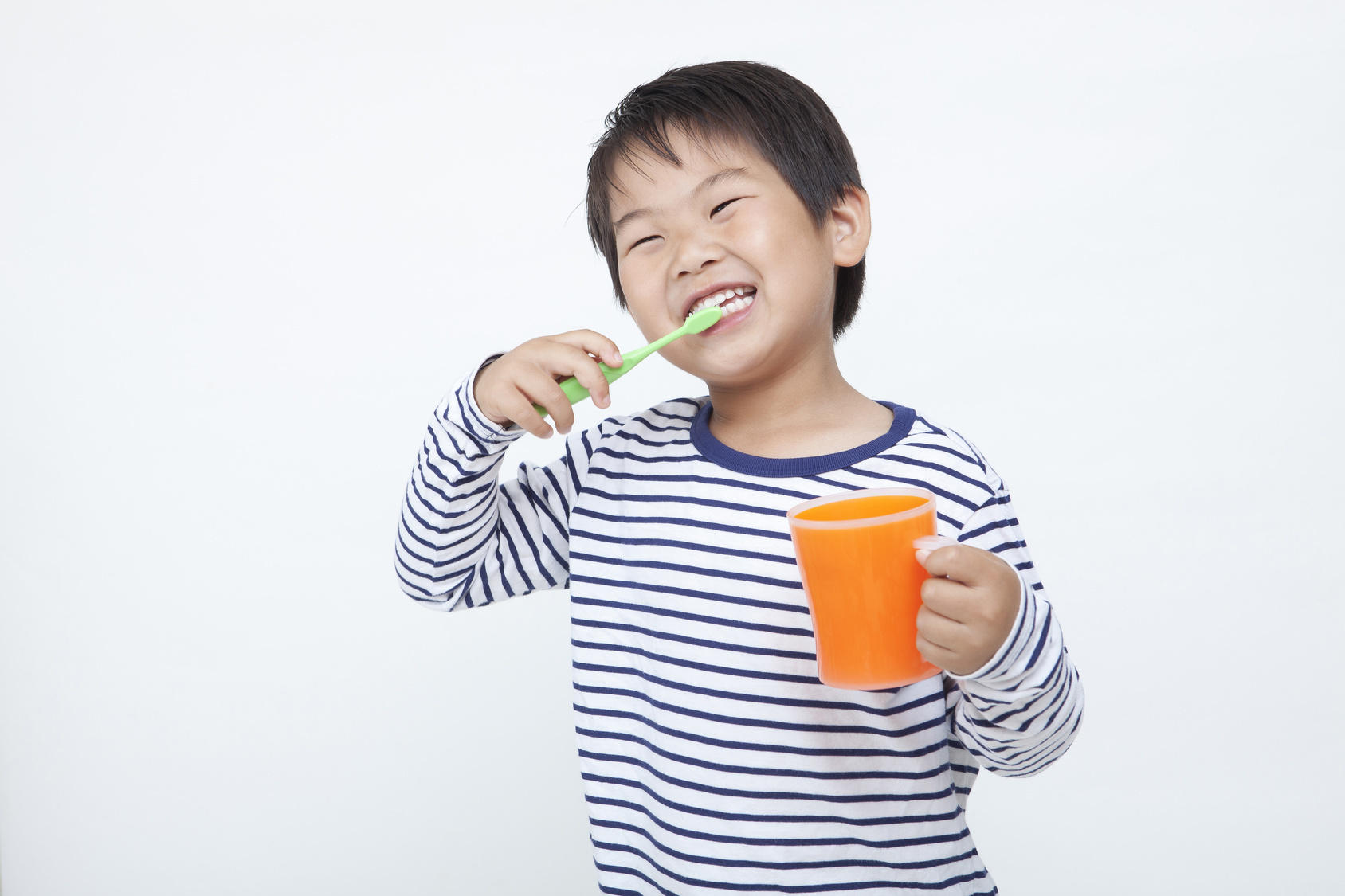 歯磨きしている子ども